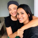 Suhasi Dhami Instagram - Meeting her after such a long time 💖 @suhasi2804 💖 Let’s do full split again 😂 #shailatike #suhasidhami #friends #meetup #mumbai #love