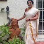 Suhasini Maniratnam Instagram - Onam at menons( Latha & Rajiv ) Always special. Delicious traditional heartwarming and loving . onaashaamsgagal.