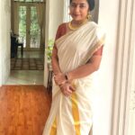 Suhasini Maniratnam Instagram - Onam at menons( Latha & Rajiv ) Always special. Delicious traditional heartwarming and loving . onaashaamsgagal.
