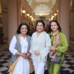 Suhasini Maniratnam Instagram - Happiness in abundance and togetherness. My reference group as experts would say. Love you all especially Poonam