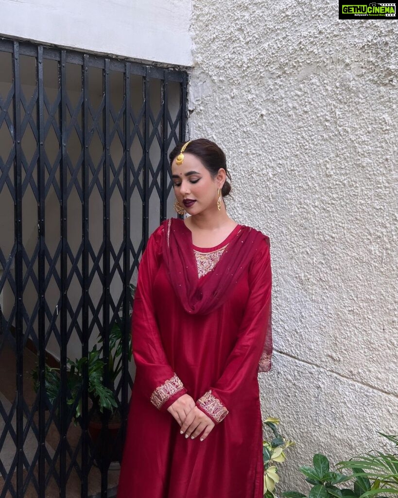 Sunanda Sharma Instagram - ਸੁਰਮਾ ਬਰੂਦ ਹੋ ਗਿਆ🤭 . . Goorhi surkhi te haar shingaar by @satpreetkaurmakeovers ❣️🙌🏻