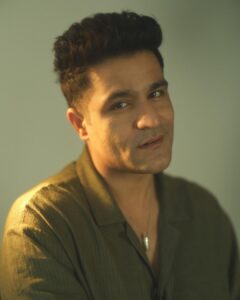 Sunny Hinduja Instagram - Up, Close & Personal!! 💚

Photographer @shahzadbhiwandiwala
HMU @sahil_anand_arora
Styled by @shagunj0shi
Styling assisted by @thatclichechic

Wearing:
Shirt @urvashikaur 
Neck piece @superkicksindia