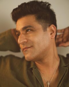 Sunny Hinduja Instagram - Up, Close & Personal!! 💚

Photographer @shahzadbhiwandiwala
HMU @sahil_anand_arora
Styled by @shagunj0shi
Styling assisted by @thatclichechic

Wearing:
Shirt @urvashikaur 
Neck piece @superkicksindia