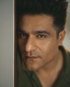 Sunny Hinduja Instagram - Up, Close & Personal!! 💚

Photographer @shahzadbhiwandiwala
HMU @sahil_anand_arora
Styled by @shagunj0shi
Styling assisted by @thatclichechic

Wearing:
Shirt @urvashikaur 
Neck piece @superkicksindia