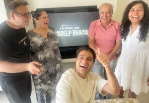 Sunny Hinduja Instagram - माँ,बाप,प्यार,दोस्त…
इनके साथ आपने dreams share करना 
Is worth it… totally worth it♥️

#sandeepbhaiya Episode 1 is out.

Link in bio🙏

#theviralfever #tvf 
#sandeepbhaiyaonyoutube