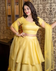 Surabhi Instagram - In Hyderabad 💛 for the Press meet of #DDreturnsBhutalaBangala ✨️ 
#BhutalaBangala on August 18th 

Styled by @impriyankasahajananda ✨️
Outfit @designerkavitaagarwal ✨️
Makeup @glitteraisestudio ✨️
Hair @seena_hair143
Jewlry @kushalsfashionjewellery ✨️
Captured @srujanluckyphotography ✨️

#styledbypriyankasahajananda