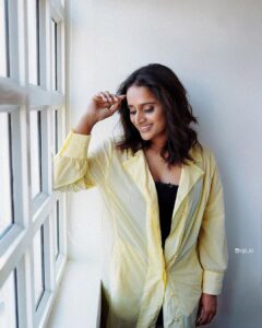 Surabhi Lakshmi Instagram - The yellows to her mellows…

Stylist : @styledby_mk_ @mehaka_kalarikkal 
Photography : @rijil_kl
Makeup : @sreegeshvasan_makeupartist 
Costume : @__eva_97__