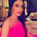 Surabhi Prabhu Instagram - Do you think women look more pretty in pink? Drop “PINK💕💖💗 or “YES “, if you agree .. "Everything has beauty, but not everyone sees it." Working stills .. pics coming soon 🥰 . . . . . . . #mumbai #mumbaikar #unity44 #voompla #pinkvilla #bollywoodcinema #हिंदी #bollywoodmovies #supermodel #modeldiaries #mh370 #travelblogger #saibaba #jaishreeram #bollywoodactoractress #bollywoodactress #surabhi #mumbai #mumbaifood #mumbainightlife #mumbaikar #lowerparel #beautybloggers #mumbaiblogger #indianblogger #tollywoodactress #surabhiprabhu #dreamgirl #hindiquotes #mumbaiblogger #indianwear #indiangirl #potd St. Regis Hotel