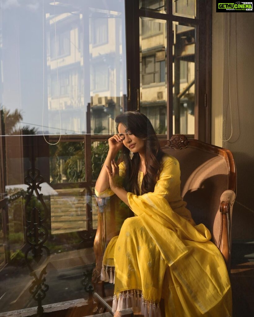 Surbhi Jyoti Instagram - 🌻🌻 . . . . . . . Wearing @inaayatchikan Mua @doseofglamourbyafreen Hair @aartigupta5565 Mojri @tradition_meets_trends Earrings @fashionjewellery_21