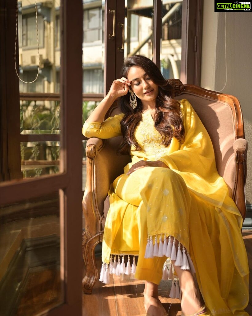 Surbhi Jyoti Instagram - 🌻🌻 . . . . . . . Wearing @inaayatchikan Mua @doseofglamourbyafreen Hair @aartigupta5565 Mojri @tradition_meets_trends Earrings @fashionjewellery_21