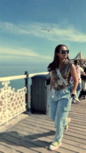 Surveen Chawla Instagram - So brightly…in Brighton 💙

#2023 #SummerTravelDiaries #ByTheBeach #BeachBum #BlueSkies #Blessed #Reels #ReelItFeelIt