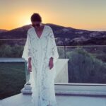 Sushmita Sen Instagram - Sun Set..Sen Rise!!! 😉😄🎶❤️ Life has been crazy busy…getting ready to shoot a brand new Web Series…one that has my heart!!🤗❤️💃🏻 I miss you guys & love you beyond!!! #duggadugga 😍💃🏻💋