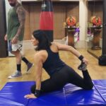 Sushmita Sen Instagram - #lookup #stretch 😁👊 Major missing Teacher @shivohamofficial @vrindaofficial 🤗❤️ Thinking of you both with a happy smile!!! 😇 #duggadugga I love you guys!!!🤗❤️💋