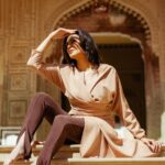 Sushmita Sen Instagram - Her claws reflect 😉💋The silent #roar ❤️ There is an ‘Aarya’ in every woman!! I love you guys!!! #duggadugga 🌈 Shot @schezwanfranky 🤗 #thefrankseries #warrior #rajasthan #aarya2 #soon 💃🏻💃🏻💃🏻😁