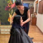 Sushmita Sen Instagram - Busy weekend anyone?!!!🙈😅❤️Alisah has a way of making me feel really important…I’ve been her official choice of hairdresser since she was 3yrs old!!!😍😄❤️ While I am all stressed to cut her hair, she simply meditates!! 😅💋Love her confidence!!! #sharing #simplejoys #mammahood 👊🤗 Nice shot @reneesen47 😉😁 I love you guys!!! #happyweekend 🌈😀💃🏻