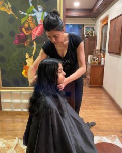 Sushmita Sen Instagram - Busy weekend anyone?!!!🙈😅❤️Alisah has a way of making me feel really important…I’ve been her official choice of hairdresser since she was 3yrs old!!!😍😄❤️ While I am all stressed to cut her hair, she simply meditates!! 😅💋Love her confidence!!!

#sharing #simplejoys #mammahood 👊🤗 Nice shot @reneesen47 😉😁

I love you guys!!! #happyweekend 🌈😀💃🏻