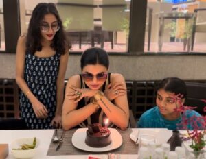Sushmita Sen Instagram - Thank you God!!!!🤗❤️💃🏻

The ‘universe’ conspires in your favour Alisah & @reneesen47 😉😜😄❤️💋This journey of life with the both of you by my side…is the ultimate celebration!!! I love you infinity 💋

#duggadugga #Maa ❤️