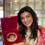 Sushmita Sen Instagram - राष्ट्रीय सम्मान 🙏🇮🇳❤️ Thank you @championsofchangeawards for this National Award for Social welfare & Women empowerment 😊 I receive it on behalf of our Nation’s strongest backbone, WOMEN!!!👏🤗❤️ Thank you for honouring us!!! Let’s continue to take small steps & big changes will follow!!!🙏 Love, Gratitude & Respect!! #duggadugga #jaihind ❤️🤗