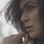 Sushmita Sen Instagram - My favourite song & working through a photo shoot with my favourite team...perrrrrfect!!😁👊💃🏻 A million thoughts cross my mind while posing...you can almost sense it in 50 frames!!!😉🤗💋Happy watching!! I love you guys!!❤️ Shot by the immensely talented Videographer @prasad_bandkar 👏🤗 Makeup @shivikafacepaint HairStylist @rohit_bhatkar Stylist @theiatekchandaney 🤗❤️ Song : “Stand by me” by Ben E. King ( Boyce Avenue acoustic cover)
