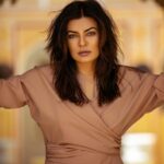 Sushmita Sen Instagram - “Keep all your battles outside these gates, for if you try to bring them in...it’s WAR” 👊 #Aarya #season2 #manningthegates #jaipur ❤️💃🏻 A fierce Aarya captured by the incredibly talented @schezwanfranky 👏🤗 #thefrankseries @madnesspictureco @madhvaniram @officialrmfilms @disneyplushotstarvip #TeamAarya 😍 I love you guys!!! #yourstruly #duggadugga ❤️🤗💃🏻