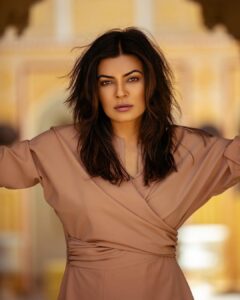 Sushmita Sen Instagram - “Keep all your battles outside these gates, for if you try to bring them in...it’s WAR” 👊 #Aarya #season2 #manningthegates #jaipur ❤️💃🏻 

A fierce Aarya captured by the incredibly talented @schezwanfranky 👏🤗 #thefrankseries @madnesspictureco 

@madhvaniram @officialrmfilms @disneyplushotstarvip #TeamAarya 😍

I love you guys!!! #yourstruly #duggadugga ❤️🤗💃🏻
