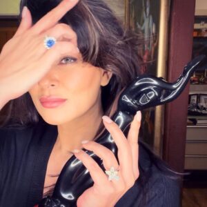 Sushmita Sen Instagram - “From one black lady to another”it’s been a long time coming!!❤️😇 overwhelmed & happy to show it!!🥰 Thank you @filmfare @jiteshpillaai for this wonderful Honour...The first ever #bestactress at #filmfareottawards2020 marks my ‘comeback’ 😉😀❤️

Cheers & Congratulations to #TeamAarya @madhvaniram @vinraw @sandeipm 
And @disneyplushotstarvip 👊😁💃🏻

To my #Fans & #wellwishers 🙏I love you guys beyond!!! #encore 😉😁❤️ #duggadugga 

#FilmfareOttAwards2020 #BestActress #Aarya 🌈