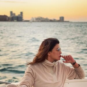 Sushmita Sen Instagram - My #thinkingpout 😉😄💋 Whenever I am at Sea, I have a beautiful perspective of both land & ocean...it’s a place where I am neutral!!🤗 I have learned that the best decisions are made from where you’re neutral...and not from where you’re torn!! 👍😇❤️ #sharing #introspection #depth #lifelessons #perspective #strength 👊😊💃🏻 I love you guys!  #duggadugga