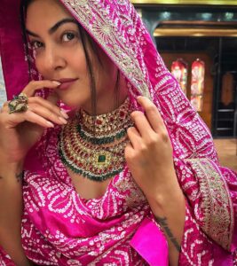 Sushmita Sen Instagram - #somethingaboutit ❤️ A fun day of trying on jewellery & indulging in the beautiful opulence of the #pinkcity 😍😁💃🏻 

#sharing #memories #postpackup #jaipur #Aarya3

Thank you for capturing this moment @flavienheldt 🤗 #cherished #alnatural 😁💋

I love you guys!! #duggadugga 😍