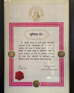 Sushmita Sen Instagram - राष्ट्रीय सम्मान 🙏🇮🇳❤️ Thank you @championsofchangeawards for this National Award for Social welfare & Women empowerment 😊 I receive it on behalf of our Nation’s strongest backbone, WOMEN!!!👏🤗❤️ Thank you for honouring us!!! Let’s continue to take small steps & big changes will follow!!!🙏 Love, Gratitude & Respect!! #duggadugga #jaihind ❤️🤗