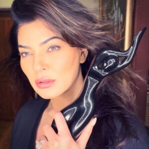 Sushmita Sen Instagram - “From one black lady to another”it’s been a long time coming!!❤️😇 overwhelmed & happy to show it!!🥰 Thank you @filmfare @jiteshpillaai for this wonderful Honour...The first ever #bestactress at #filmfareottawards2020 marks my ‘comeback’ 😉😀❤️

Cheers & Congratulations to #TeamAarya @madhvaniram @vinraw @sandeipm 
And @disneyplushotstarvip 👊😁💃🏻

To my #Fans & #wellwishers 🙏I love you guys beyond!!! #encore 😉😁❤️ #duggadugga 

#FilmfareOttAwards2020 #BestActress #Aarya 🌈