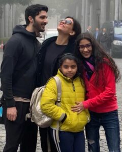 Sushmita Sen Instagram - Here’s to looking up in gratitude!!!😍🙏😊❤️💃🏻🌈 Happpyyyyy Diwali to you & all your loved ones!!! Wishing you love, health, light & hope!! Wonderful times ahead 😁💃🏻😇 #duggadugga ❤️Collective hug from Alisah, Renée @rohmanshawl & #yourstruly 😀🎵💃🏻 I love you guys!!!