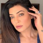 Sushmita Sen Instagram - #reflection #ringlight 😉❤️#workmode #photoready #clickclick 😁💃🏻I love you guys!!! 💋