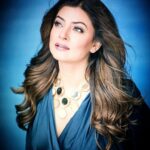Sushmita Sen Instagram - When the world seems engulfed in chaos & spirits spiral down...it’s time to look up...its brighter when we do 😊👍🤗❤️ There’s hope...there’s ALWAYS hope!!! “Chin down Sush, it looks better...nah! I rather FEEL better”😉😁💋 #chinup #lookup #lookforward #hope #love #happyvibes #soaringspirits 💃🏻🎵 I love you guys!! #duggadugga 🤗