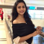 Suza Kumar Instagram - You smile ,I smile 😊🧡 . Be with the ppl who make u smile no matter how hard it is 😝 and be with u ,hold u strong when u fall ☺️♥️ u deserve such ppl and such gud vibes ✨💫 . P.c - Amma 😘♥️💫 . #spreadlove #happygirlsaretheprettiest #livethelifeyoulove #onelife #mymomisthebest #happiness 💖💫☺️