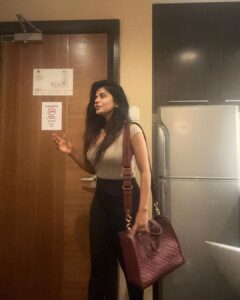 Swagatha S Krishnan Instagram - Oorku kelambren sir . Mangala full shake aana oru photo edunga . Tata Byebye 🌸 #backtoindia