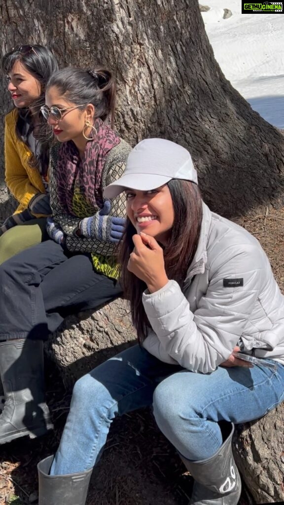 Swagatha S Krishnan Instagram - Throwback to being the jukebox player for a group of friends while hiking in freezing cold, through knee deep Snow at an impossible altitude where it was hard to even breathe. This video was a favourite moment ♥ #throwback #kashmir #travel #kanmani