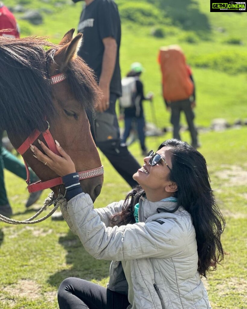 Swagatha S Krishnan Instagram - Meri Rani ♥🐴 my smartest & naughtiest trek partner. Thanks to her, ther ll soon be numerous horses trotting around my farm . Thanks to @bluesheepadventures @muzafiraonthemountains for guiding me on this life changing experience with the Kashmir Great Lakes Trek . Kashmir , Zu Vandai ♥ Thanks da amar @camera_with_wings for photograph-ing this beautiful moment. #trek #mountains #kashmir