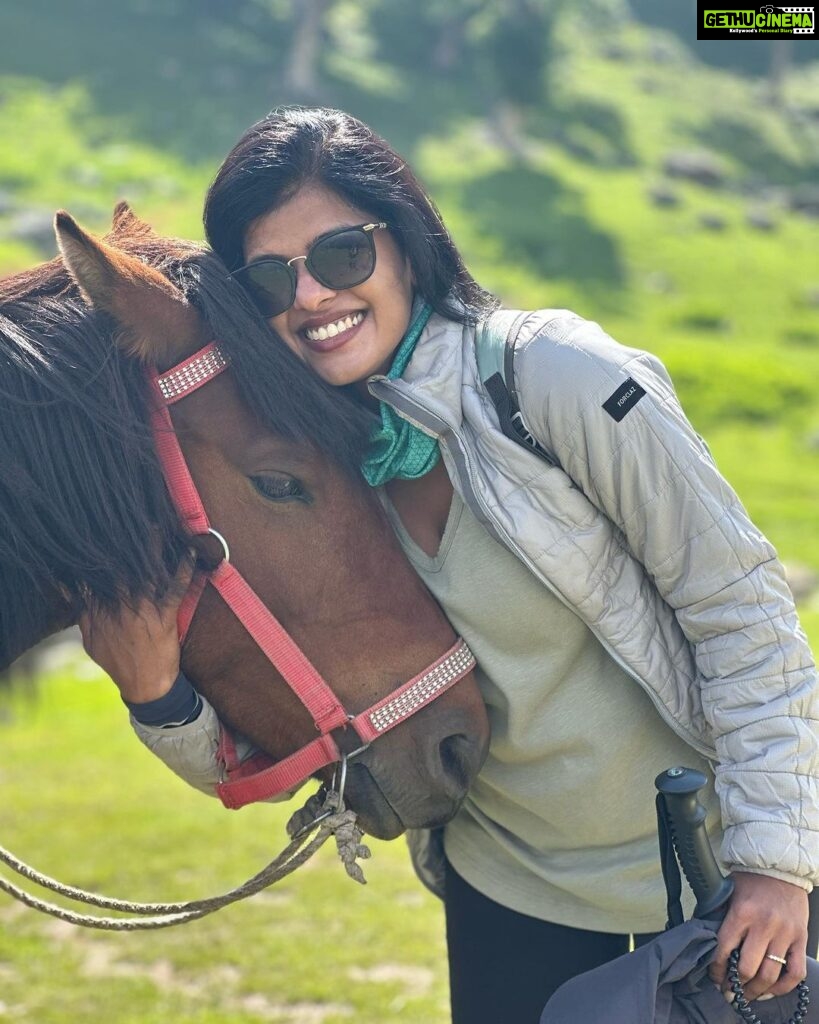 Swagatha S Krishnan Instagram - Meri Rani ♥🐴 my smartest & naughtiest trek partner. Thanks to her, ther ll soon be numerous horses trotting around my farm . Thanks to @bluesheepadventures @muzafiraonthemountains for guiding me on this life changing experience with the Kashmir Great Lakes Trek . Kashmir , Zu Vandai ♥ Thanks da amar @camera_with_wings for photograph-ing this beautiful moment. #trek #mountains #kashmir