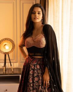 Swathishta Krishnan Instagram - Lehenga is headed for world dominance🥻
.
.
.
Wearing @_.rubeenavogueofficial._ 
Mua @vishaa_hairandmakeup 
Hairdo @anu_hairstylist_sareedrapist 
Shot by @mikkie_photographhy 
EC @sabu.dxb 
Jewellery @fineshinejewels