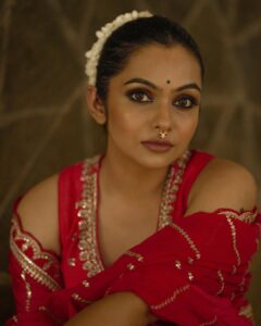 Tanvi Ram Instagram - मनमर्जियां

Inframe @tanviram 
Photographer @jaisonmadany 
Styled @geethanjali_897 @sandra_resmi 
Wearing @madebymilankochi 
Videographer @grapherme 
Edit @salgu_maan
MUA @zara___makeover 
Technical support @rcanandhu @annica_._