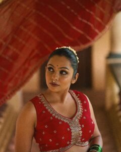 Tanvi Ram Instagram - मनमर्जियां

Inframe @tanviram 
Photographer @jaisonmadany 
Styled @geethanjali_897 @sandra_resmi 
Wearing @madebymilankochi 
Videographer @grapherme 
Edit @salgu_maan
MUA @zara___makeover 
Technical support @rcanandhu @annica_._