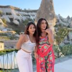 Tanya Sharma Instagram - Before it goes out of trend it’s safe to upload it ? #latto #reels #dancers #reelkarofeelkaro #trendingreels #tanyasharma #siblings #sisters #cappadocia #turkey #sharmasisters