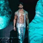 Tiger Shroff Instagram - My team trying to make me look pretty before every shot…not easy👸🦍😅 @amityashwant_hair @rahulkothavale