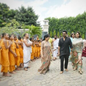 Upasana Kamineni Instagram - Klin Kaara and Lord Ganesha receive a warm welcome at the Konidela Residence by Mr. C and Athama. Truly Blessed! 🙏❤️

A big thank you to the Chinna Jeeyar Swamy Veda Patasaala students for the enchanting experience. 🤗🙏

#DaddysLittleGirl #HappyGaneshChathurthi 

@alwaysramcharan @konidalasurekha