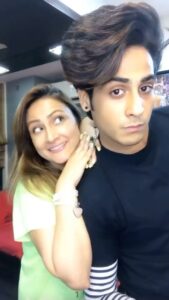 Urvashi Dholakia Instagram - CRAZYYYYY US 😂🤪🤣 #throwback #lockdown #memories @kshitijdholakia 
:
:
#urvashidholakia #motherandson #duo #madness #reels #instafollow #fun #masti #reelitfeelit #reelsinstagram