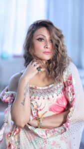Urvashi Dholakia Instagram - I’m feeling Flowerful 💞🥰✨ 
:
:
#urvashidholakia #reels #reelsinstagram #reelitfeelit #throwback #photoshoot #bts #love #💋