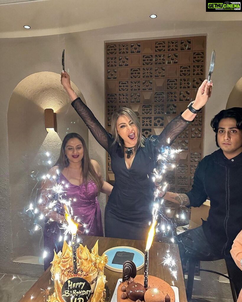 Urvashi Dholakia Instagram - Eternally blessed & and grateful for being surrounded by a beautiful family, and the most amazing friends, who have stood by me all along ❤️ Thank you all so much for making my birthday so special as always but this one was clearly the best ❤️❤️❤️❤️❤️❤️ #happybirthdaytome 🙏🏻🥂