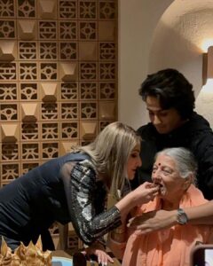 Urvashi Dholakia Instagram - Eternally blessed & and grateful for being surrounded by a beautiful family, and the most amazing friends, who have stood by me all along ❤️ Thank you all so much for making my birthday so special as always but this one was clearly the best ❤️❤️❤️❤️❤️❤️ #happybirthdaytome 🙏🏻🥂