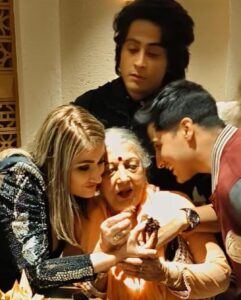Urvashi Dholakia Instagram - Eternally blessed & and grateful for being surrounded by a beautiful family, and the most amazing friends, who have stood by me all along ❤️ Thank you all so much for making my birthday so special as always but this one was clearly the best ❤️❤️❤️❤️❤️❤️ #happybirthdaytome 🙏🏻🥂