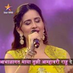 Vaidehi Parashurami Instagram - Surprise ची एक झलक! ✨ तळ टीप : पहिल्यांदा गात्ये म्हणून चेहर्यावर किंचित टेंशन दिसू शकते! 😋 #mihonarsuperstarchhoteustad #season2 #starpravah #lovesinging #notasinger #bhoolchookmaaf